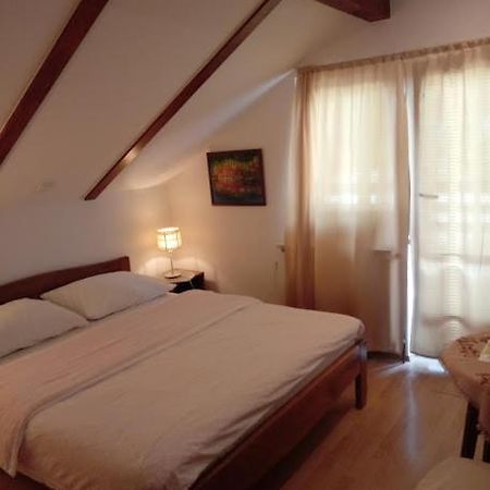 Guesthouse Marton Jezerce Extérieur photo