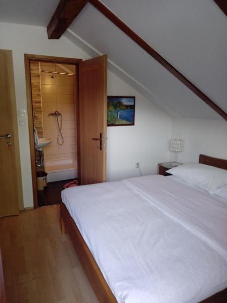 Guesthouse Marton Jezerce Extérieur photo