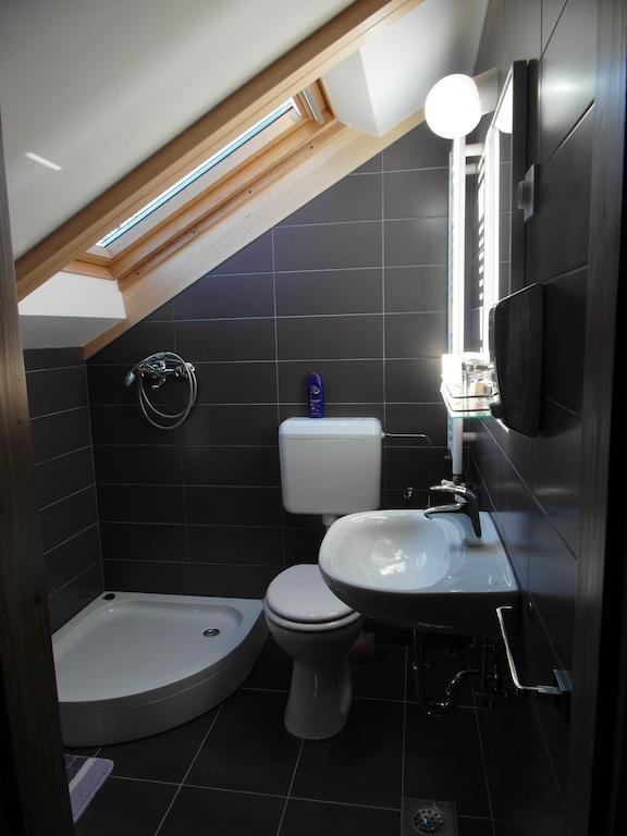 Guesthouse Marton Jezerce Extérieur photo